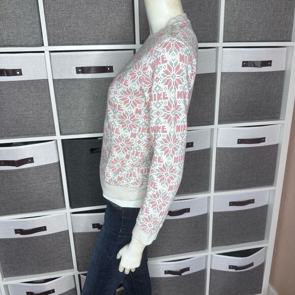 Nike Festive Sweatshirt Quilt Pattern Youth Size Medium - Picture 10 of 12